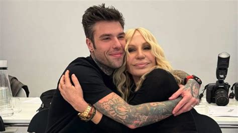 fedez da donatella versace|Fedez dribbla i cronisti alla sfilata di Donatella Versace: “Non .